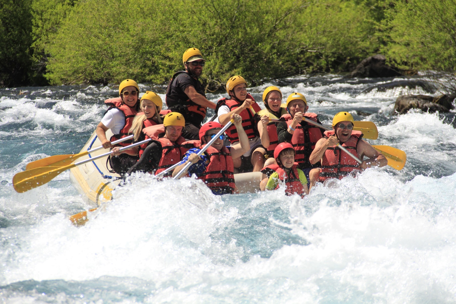 Una tripulación disfrutando su bajada de rafting
